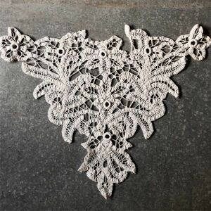 1900s フランス 手刺繍手縫 曲線の花々とボビンレース 襟 刺繍 アンティーク 麻 インテリア ハンドメイド ヴィンテージ ドイリー ドール