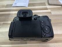 中古　LUMIX DC-GH5M2 ボディ　【追加物】純正縦位置（バッテリー）グリップ、電池1個追加、SDカード128GB_画像4