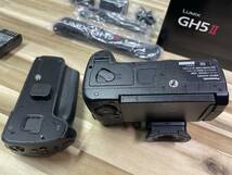 中古　LUMIX DC-GH5M2 ボディ　【追加物】純正縦位置（バッテリー）グリップ、電池1個追加、SDカード128GB_画像7