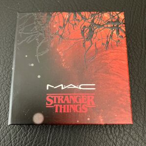 MAC ストレンジャーシングス パウダーブラッシュ ヒーライクス イット コールド