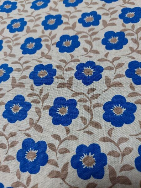 綿麻キャンバス生地　1m 生成地ブルーの花柄