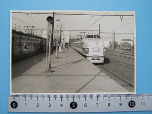 (J51)581 写真 古写真 電車 鉄道 鉄道写真 下り 特急 こだま 昭和34年4月25日 平塚 はがれた跡が薄くなっています