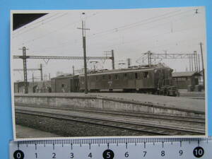 (J52)75 写真 古写真 電車 鉄道 鉄道写真 EF15111 昭和33年6月30日 品川駅 はがれた跡が薄くなっています