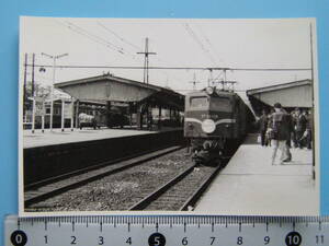 (J52)172 写真 古写真 電車 鉄道 鉄道写真 上り EF58158 あさかぜ 昭和34年5月14日 小田原駅 はがれた跡が薄くなっています