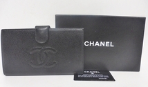 10 28-589920-27 [Y] シャネル CHANEL キャビア スキン 黒 ブラック ガマ口 二つ折り 財布 サイフ レディース 名28_画像1