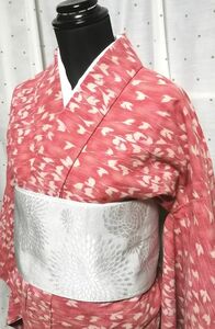 ウール紬　淡紅色地に鶴が舞っている　小紋　着物　単衣　手縫い