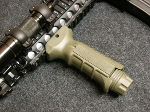 UTG AMBIDEXTROUS VERTICAL FOREGRIP, ODG バーティカル フォアグリップ ODグリーン M16 M4 AR15 20㎜幅レール対応 実銃用