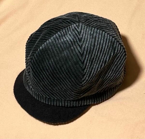 帽子 キャスケット系普通サイズ　「全体スウェード系生地、ツバはフェルト生地、裏地ナイロン、後ろ部分少しゴムタイプ」濃いグレー