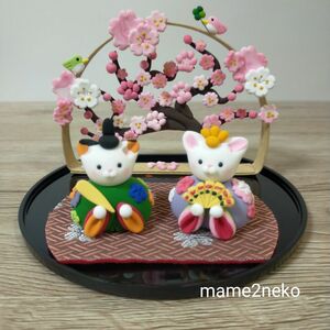 ひな祭り　三毛猫と白猫の雛飾り　桃の節句　ハンドメイド　粘土アート　置物 雛人形