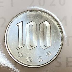 即決あり！ 令和2年 ミントセット 出し「100円」硬貨 完全未使用品 １枚  送料全国94円 ペーパーコインホルダー発送の画像1