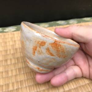 志野のぐい呑み（ロ）魯山人銘印？酒器　猪口　小鉢　ぐい飲み　盃　杯　珍味入れ（R60206_B）