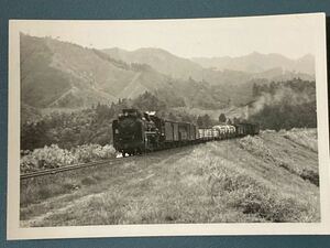 昭和鉄道写真：関西本線加太越えのかもめマーク付きデフD51 940[奈良]牽引後部補機付き貨物列車。1970年頃撮影。7.7×11.2㎝。