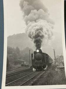 昭和鉄道写真：関西本線加太駅のD51 145[亀山]牽引旅客列車。1970年頃撮影。7.7×11.2㎝。