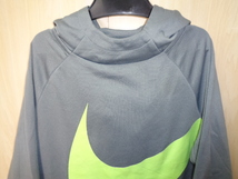 97◆NIKE DRI-FIT フーディー◆ナイキ キッズ L グレー ビックロゴプリン パーカー 子供服 スポーツウェア ポリエステル素材 6B_画像2