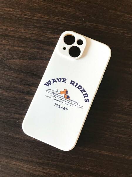 即決 ◆ iPhone 15 ケース ◆ 立体感ある HAWAII ハワイ日焼けスヌーピー WAVE RIDERS 【パールホワイト】