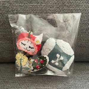 ハンドメイド ブローチ ネコ ねこ 林檎 りんご お花 刺繍