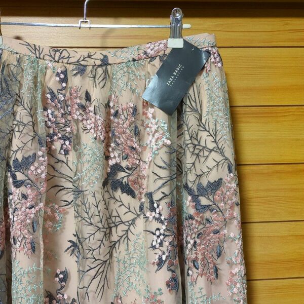 新品　未使用　zara ザラ　ボトムス　スカート　大きいサイズ　刺繍　チュール