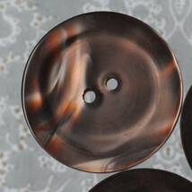即決 プラスチックボタン 3個 φ35mm ブラウン 素材 材料 ハンドメイドパーツ フランス輸入 ヴィンテージ_画像3