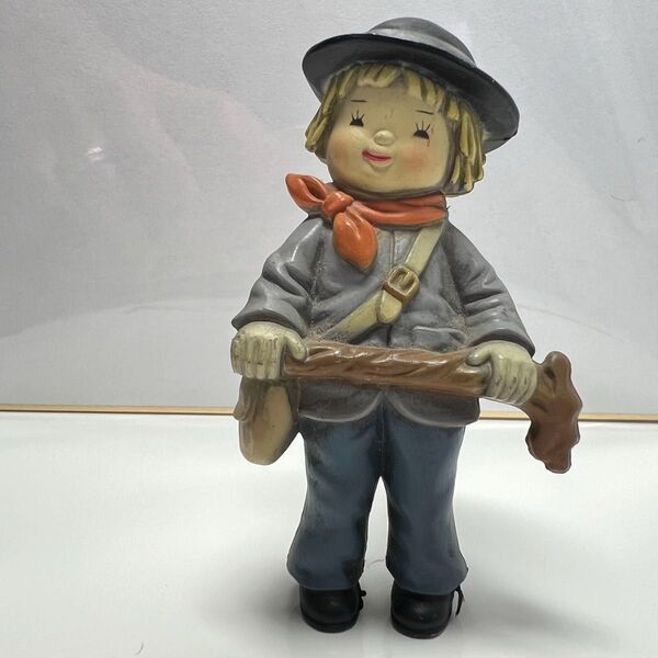 ANRI風の人形 杖を抱えた少年