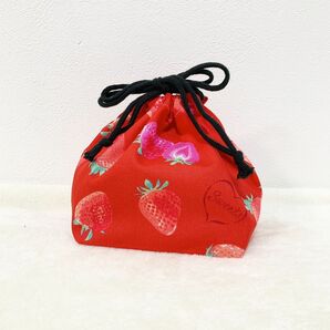 送料無料【入園・入学】高学年まで使えるかわいいイチゴ柄のオシャレお弁当袋 ハンドメイド 巾着