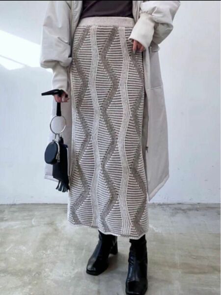 ウェーブデザインモールニットスカート　アイボリー　フリーサイズ