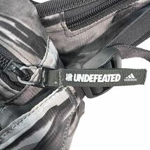 美品 adidas×undefeated アディダス アンディフィーテッド コラボ ランニングバッグ ボディーバッグ 総柄 グレー ブラック 別注 A2159_画像5