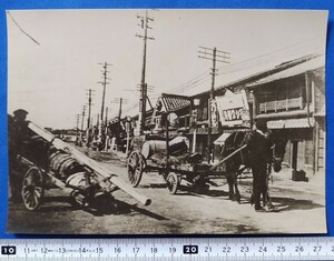 ☆ 戦前 津市街地写真(空襲で焼失) ⑦ 【 「ヨシダ薬房」前の市街地：四輪の馬車 】 ☆ 時代資料