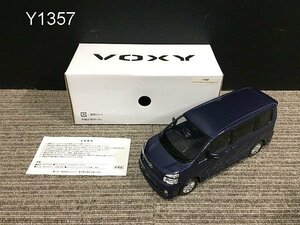 Y1357S トヨタ ヴォクシー VOXY 1/24 ミニカー 9AF ダークバイオレットマイカメタリック カラーサンプル