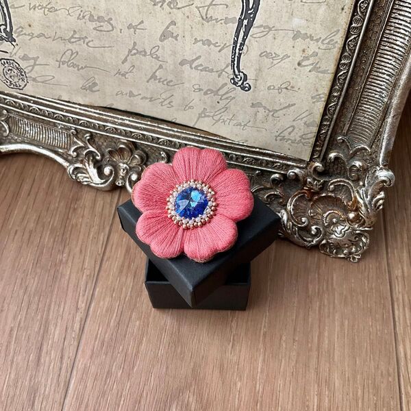 【入園 入学式 晴れの日】ぷっくり艶めくハートの花びらの刺繍ブローチ 桜ピンク