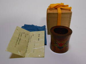 蝦夷絵　蓋置　北海道産シナの木　拭き漆塗　彩漆金線絵にて花唐草を加飾　栞、布あり　木箱　茶道具