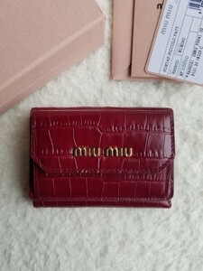 新品 MIU MIU ミュウミュウ クロコ型押し 3つ折り財布 ルビー 5MH021 2B8G F0041 国内完売 入手困難