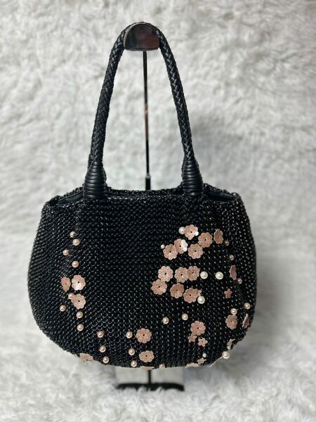 【美品】ワイヤーバック 編み込みハンドバック花柄 ・パール付き ブラック