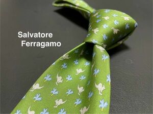 【超美品】Salvatore Feragamo　フェラガモ　カンガルーさん柄　ネクタイ　3本以上送料無料　グリーン