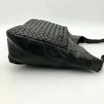 124 ★1円スタート★ 美品 BOTTEGA VENETA ボッテガヴェネタ ショルダーバッグ イントレチャート レザー ブラック メンズ ビジネス_画像3