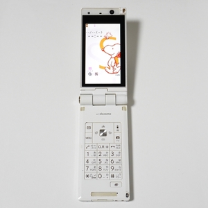 docomo STYLE series P-03A White / ネットワーク利用制限◯ 初期化済 白ロム / ガラケー ケータイ ドコモ　SNOOPY 内蔵