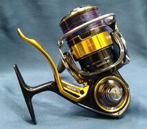 ＄未使用【 Daiwa ダイワ 22トーナメント ISO 3000XHーLBD レバーブレーキリール ギア比:6.8 自重:250g 箱入り 釣具 リール 】KH11287_画像5