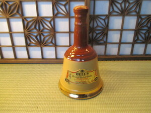 《和》古酒　未開栓　BELLS ベルズ Blended Scotch Whisky スコッチウイスキー ベル型 陶器ボトル 750