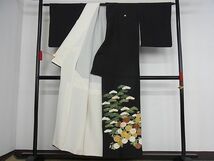 平和屋川間店■豪華黒留袖　駒刺繍　松竹花文　金糸　着丈153cm　裄丈63.5cm　正絹　逸品　B-np7990_画像2