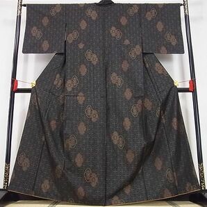 平和屋-こころ店◆本場大島紬 花 麻の葉 黒地 着丈162cm 裄丈65.5cm 正絹 逸品 mop3143の画像2