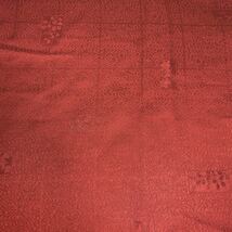 正絹　着物ハギレ　約35×40 小花地模様　濃い赤色　はぎれ_画像1