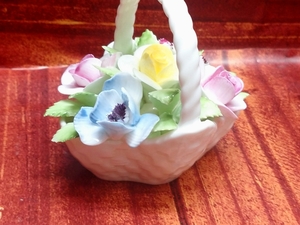 ＃5425　【ROYAL DOULTON ロイヤルドルトン】フラワーバスケット 陶花 置物 ハンドル付 高さ7.5cm 陶器 花 インテリア オブジェ ドルトン