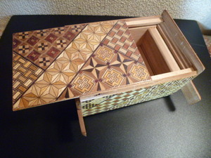 箱根寄木細工 伝統的工芸品 からくり秘密箱 　上面＆裏面スライドタイプ仕掛け　展示品・訳あり
