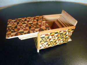 希少！箱根寄木細工 伝統的工芸品 からくり秘密箱 　上面＆裏面＆側面スライド18回仕掛け　ミニサイズ　展示品