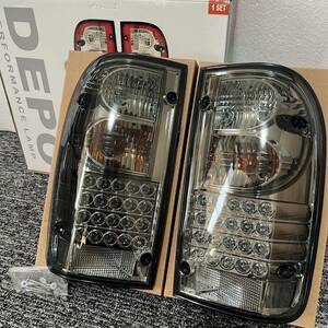 未使用 DEPO テールランプ 左右セット ハイラックス スポーツ ピックアップ ？ bB オープンデッキ NCP34 LEDスモークテールランプ ②