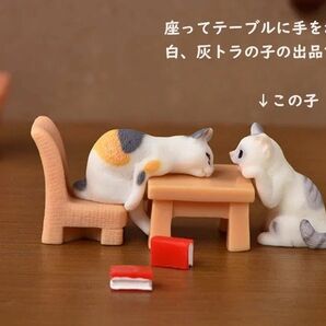 ミニチュア　テーブルに手をかけた白灰トラ　猫　ねこ　にゃんこ　フィギュア　猫好き　可愛いですよ