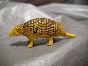 駄菓子屋 ① 昭和の玩具 ポリ人形 野生 動物 アルマジロ 哺乳綱 armadillo 1967年から1983年「検 野生の王国 アマゾン サバンナ 家畜