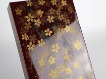 【扇屋】藤井観文「枝垂桜 片切沈金彫 茶箱」共箱 高さ 約14.5cm 幅 約21.5cm×約14.5cm 木製 棗 香合 茶碗 茶道具 輪島塗 師 川合玉堂_画像5