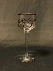 凛とした空気感です！19世紀末から20世紀初　イギリス製　かわいいエナメル花弁紋　リキュールグラス　高脚盃　うれしい無疵完品です！