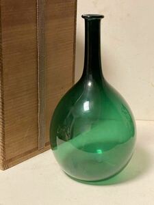 深遠な張り詰めた空気感です！江戸中期から後期　珍しい緑色の江戸ガラス鶴首徳利　色香すら感じる優美なフォルム！うれしい無疵完品です！