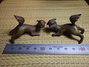 唐銅製　狛犬　阿吽２体　真鍮銅製骨董中国古美術品　約55ｘ25ｘ38ｍｍ　約96ｇ